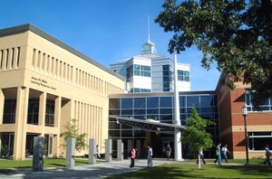 밀러 센터는 도서관 및 정보 기술 서비스를 제공한다.