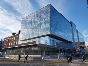 여러 해에 걸친 개조 공사 중 뒷면에서 본 치의학/약학 빌딩