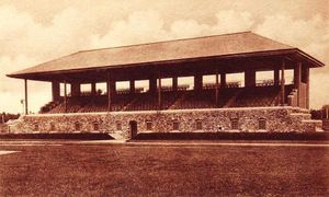 1904년에 휘티어 필드에 건설된 1912년 허바드 그랜드스탠드