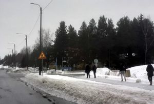 핀란드 포르나이넨의 겨울 풍경 속 보행자들.