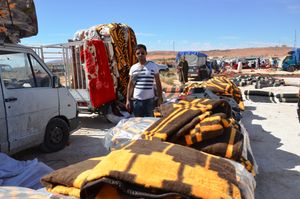 알제리 시장의 이불 판매상