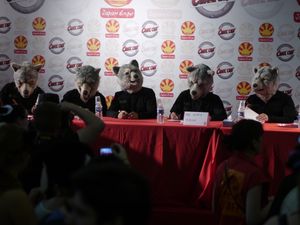 Man with a Mission이 첫 번째 오프닝 테마를 불렀다.