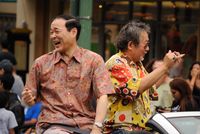 오바야시(오른쪽)와 모리 타미오(왼쪽)가 2012년 호놀룰루 호놀룰루 페스티벌에 참석한 모습