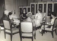 외국인 내빈들과 면담 중인 공덕귀 (1960년 8월)