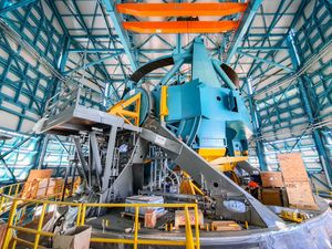 칠레 세로 파촌 꼭대기에 건설 중인 베라 C. 루빈 천문대의 8.4미터 시모니 서베이 망원경의 망원경 마운트 조립체