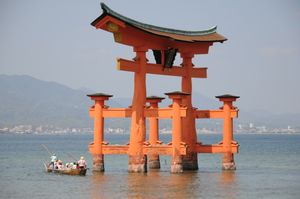 일본의 도리이(Torii)는 유네스코 세계 유산인 이쓰쿠시마 신사에 있으며, 힌두교 여신 사라스바티가 불교-신토 여신 벤자이텐으로 숭배된다.