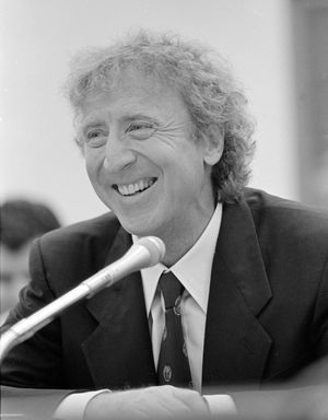 와일더가 미국 하원 세출 위원회 소위원회에서 난소암 연구에 대해 연설하고 있다.