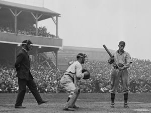 1908년 뉴욕 자이언츠와 피츠버그 파이리츠의 경기에서 포구하는 로저 브레스나한