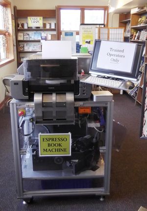 서점에 있는 에스프레소 북 머신