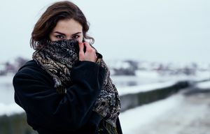 눈을 좁혀 눈에 초점을 맞춰 눈맞춤을 장려한다. 유혹하거나(카메라를 향해), 상대방을 보면서 익명으로 이미지를 찍는 것을 허용하기 위해.