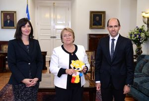 2015년 코파 아메리카 공식 마스코트인 신차 (Zincha)의 인형을 들고 있는 미첼 바첼레트 칠레 대통령.