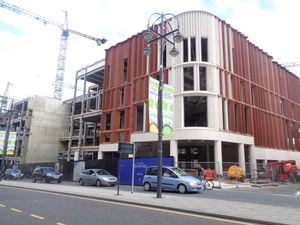 2015년 건설 중인 리즈의 첫 번째 존 루이스 지점(2016년 10월 개점)