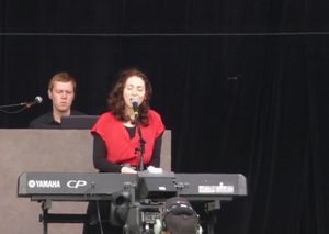 2012년 아웃사이드 랜드 뮤직 앤드 아츠 페스티벌에서 공연하는 스펙터