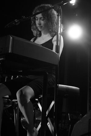 미국 가수 레지나 스펙터. 그녀는 노래에서 파스테르나크와 같은 시인을 언급한다.