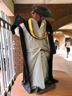 룸바 홀의 공곰 기념비