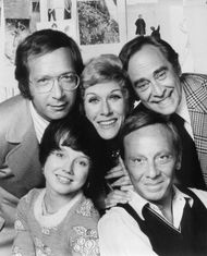 NBC 시리즈 니들스 앤 핀스 출연진, 1973년. 아래, 왼쪽부터: 디어드리 레니언, 펠. 위, 왼쪽부터: 버니 코펠, 산드라 딜, 루이스 나이.