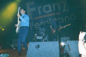 2004년 공연하는 밴드