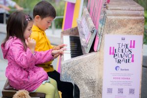 리즈 시내의 쿡리지 스트리트에 있는 공공 피아노