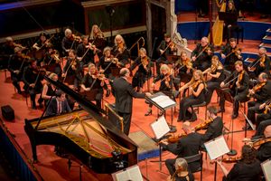 알림 베이셈바예프가 로열 리버풀 필하모닉 오케스트라와 앤드루 맨지와 함께 리즈 타운 홀에서 연주하는 모습