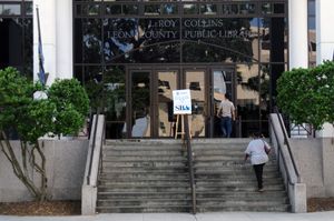 플로리다주 탤러해시의 LeRoy Collins 공립 도서관 내 FEMA 레온 카운티 재해 복구 센터