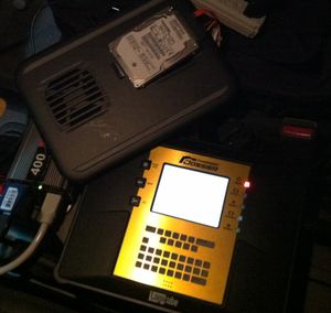 사설 수사관 및 공인 디지털 포렌식 검사관이 법정 검토를 위해 현장에서 하드 드라이브를 이미징하고 있습니다.