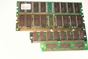 다양한 종류의 DRAM을 포함하는 여러 메모리 모듈(위에서 아래로): DDR SDRAM, SDRAM, EDO DRAM, FPM DRAM