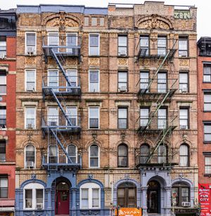 뉴욕 이스트 빌리지의 5층 건물 96번지와 98번지 8번가/세인트 마크스 플레이스(맨해튼)