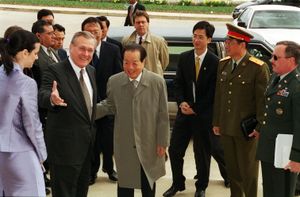도널드 럼즈펠드가 2001년 3월 22일 펜타곤에 도착한 첸치첸 부총리를 환영하고 있다.
