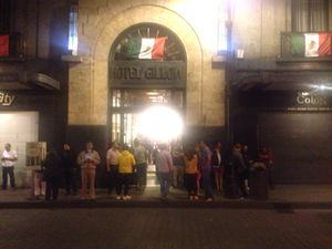 지진 발생 몇 분 후 멕시코 시티의 한 호텔 밖 사람들