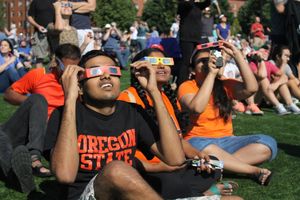오리건 주립 대학교(Oregon State University)의 코밸리스에서 일식을 관람하는 모습