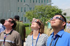 개기 일식 안경을 착용한 세 사람(미국 캔자스시티 캔자스시티 국립 안보 캠퍼스)