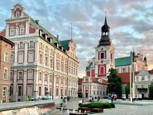 포즈난 시청의 자리는 구 예수회 대학에 위치해 있다.