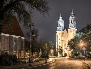 왼쪽의 대성당과 성모 마리아 교회