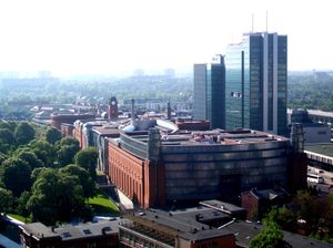 포즈난 경제대학교의 콜레기움 알툼에서 바라본 스타리 브로바르, 포즈난 금융 센터, 안데르시아 타워의 모습
