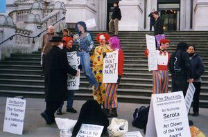 스턱주의(Stuckism) 화가들이 2001년 터너상에 반대하기 위해 에민의 사진을 사용하고 있다.