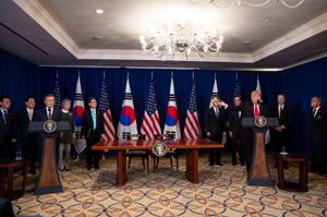 미국 대통령 도널드 트럼프 대통령과 대한민국 대통령 문재인 대통령이 2018년 9월 24일 한미 자유 무역 협정 서명 후 발언하고 있다.