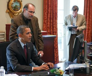 버락 오바마 대통령은 2010년 12월 4일 한미 FTA 발표 연설의 마지막 순간 수정을 하고 있다.