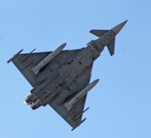 무장을 보여주는 스페인 유로파이터의 하단 모습