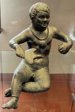 푸토 그라치아니, "신 테크 산스에게 헌정"이라는 에트루리아어 비문이 새겨진 속이 빈 청동 조각상, 기원전 3-2세기, 로마, 그레고리오 에트루스코 박물관