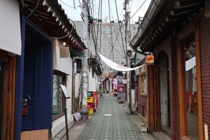 한옥과 현대적인 업종이 결합한 익선동 골목