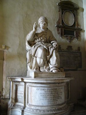 로마의 산타 마리아 인 아라코엘리 성당에 있는 교황 레오 10세의 전신상.