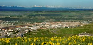 멀리 로키 산맥이 보이는 코크레인 마을