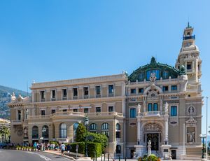 몬테카를로 오페라의 본거지인 살 가르니에의 입구