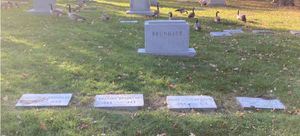 브런디지의 시카고 로즈힐 묘지 묘비