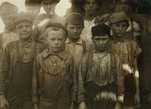 1910년 버밍햄의 애번데일 밀(Avondale Mills)에서 아동 노동, 사진: 루이스 하인