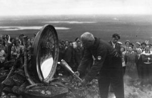 야를 순드크비스트}}가 1952년 7월 6일 팔라스툰투리의 백야에서 거울로 올림픽 성화에 불을 붙이려 시도하고 있다.