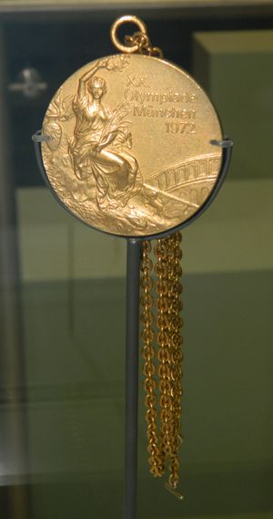 1972년 올림픽 여자 5종 경기에서 금메달을 획득한 메리 피터스