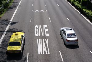 국립 싱가포르 대학교 근처 투아스 방향 아이에르 라자 고속도로의 청소년 올림픽 차선. 이 차선은 청소년 올림픽 선수들을 수송하는 차량에 사용되었으며, 이 차량에 양보해야 했다.