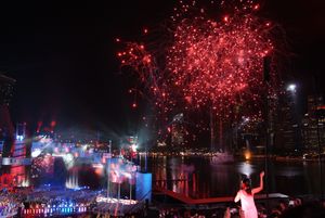 폐막식 중 마리나 베이의 불꽃놀이