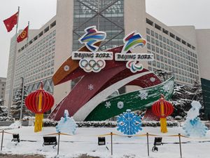 장안가 화단에 설치된 2022 베이징 동계 올림픽 엠블럼 조형물.